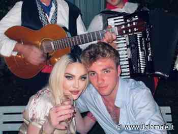 Intona "Bella ciao" con la folla: Madonna scatenata in Sicilia