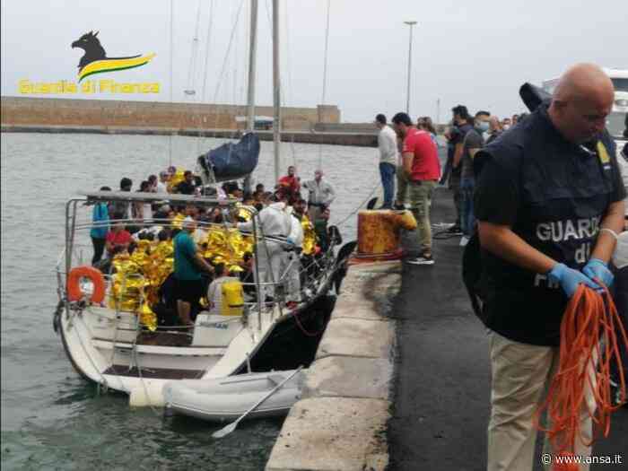 Migranti: sbarco Crotone, fermati 2 presunti scafisti - Agenzia ANSA