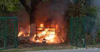 Felle tuinbrand veroorzaakt grote rookpluim in Zingem | Kruisem | hln.be - Het Laatste Nieuws