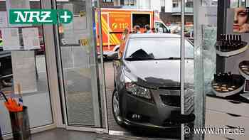 Beim Ausparken: Auto landet in Hamminkeln in Apotheke - NRZ News