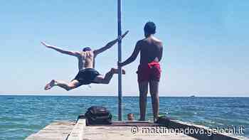 Si tuffa in mare a Caorle e batte la testa, sedicenne ricoverato in prognosi riservata. Rischia la paralisi - Il Mattino di Padova