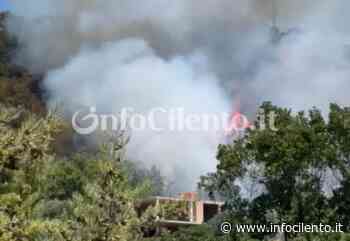 Agropoli, vasto incendio in corso - Info Cilento