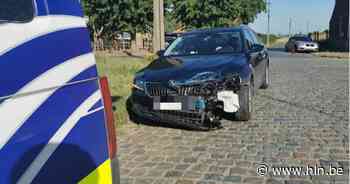 Moeder en twee kinderen naar ziekenhuis na frontale botsing op kruispunt - Het Laatste Nieuws