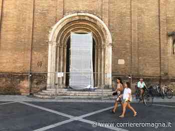 Portale in bronzo del Duomo di Cesena rovinato dall'urina dei cani: l'opera di Fioravanti al restauro - CorriereRomagna