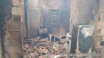 Casa é destruída por incêndio após queda de raio em Nova Andradina - Campo Grande News