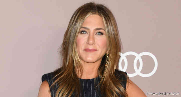Jennifer Aniston Shares Bikini Photos While on Beach Vacation with Friends