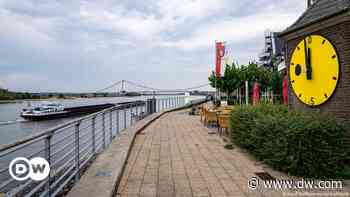 Pegelstand am Rhein teils bei Null - Industrie schlägt Alarm - DW (Deutsch)