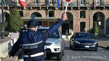 Gazzarra davanti al bar a Moncalieri: automobilista urta e distrugge un monopattino, il proprietario le danneggia il parabrezza - TorinoToday