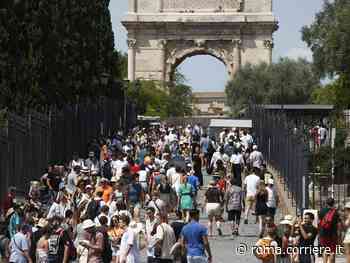Ferragosto a Roma, i turisti padroni della città e della cultura: resse al Colosseo e ai Fori - Corriere Roma