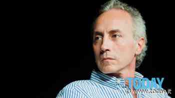 Marco Travaglio, incidente stradale a Roma: l'auto finisce sui tavoli di un ristorante - Today.it