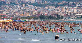 Catania, spiagge e solarium presi d'assalto a Ferragosto: la fotogallery - La Sicilia