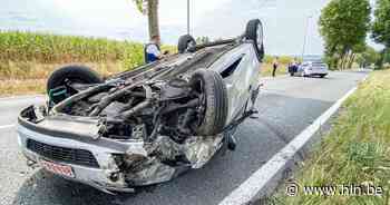 Auto ramt boom en gaat over de kop op Olsensesteenweg in Kruishoutem - Het Laatste Nieuws