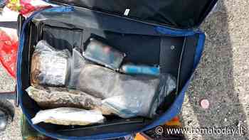 Lo spaccio come affare di famiglia, figli minorenni gettano valigia con 6 chili di droga dal balcone