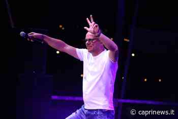 Gigi D'Alessio incanta Capri: le canzoni di ieri e di oggi e il tributo a Guido Lembo nella notte di San Lorenzo al porto. Foto e video - Capri News