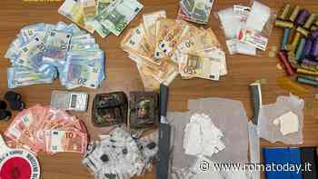 La villa stupefacente di un giovane pusher che serve i clienti a turni