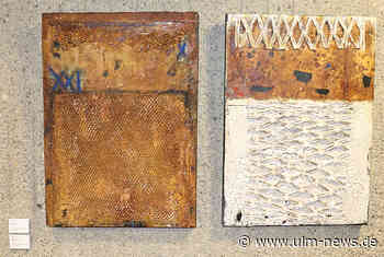 Strukturmalerei mit Erde, Sand und Ton: Ausstellung im Neu-Ulmer Landratsamt