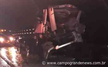 Carreta tomba após colidir com caminhão carregado de combustíveis - Campo Grande News
