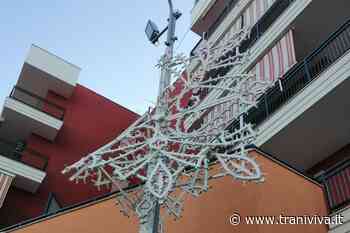 Pericolante una luminaria in via di Vittorio dopo la tempesta di questa mattina - TraniViva