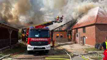 Vierseitenhof im Saale-Holzland-Kreis in Flammen - Feuerwehr im Großeinsatz