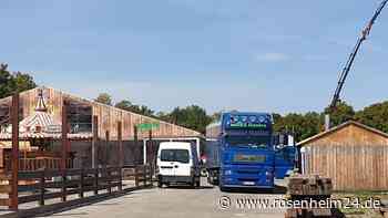 Die ersten Fahrgeschäfte stehen auf dem Volksfestplatz – Das kommt in den nächsten Tagen hinzu