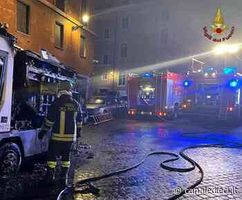 Roma, camion dell'Ama in fiamme all'alba: torna flambAma - Canale Dieci