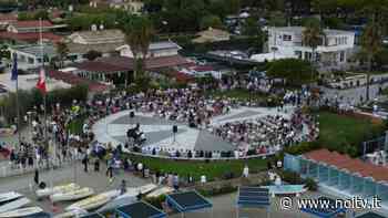 Ma che bel Concerto all'alba davanti al Pontile del Forte - NoiTV - La vostra televisione