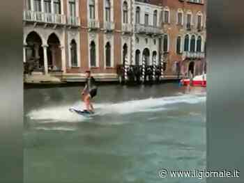Ancora degrado a Venezia: surfisti indisturbati sul Canal Grande