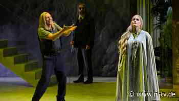 Valentin Schwarz' "Ring des Nibelungen" in Bayreuth: Wütende Buhs für "Siegfried"-Inszenierung - n-tv NACHRICHTEN