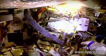 Russia aborts spacewalk after spacesuit problem