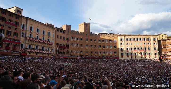 Palio di Siena, vince la contrada del Leocorno: è la 30esima volta nella sua storia. Quarto successo consecutivo per il fantino Tittia