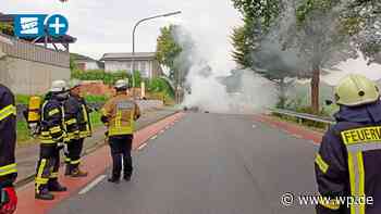 Auto brennt bei Meschede aus, Feuerwehrmann bricht zusammen - WP News