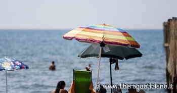 Cagliari, bimbo mangia chicco d'uva: si scatena l'inferno - Liberoquotidiano.it