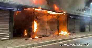 Quatro lojas são atingidas em incêndio no Camelódromo de Caratinga - Estado de Minas