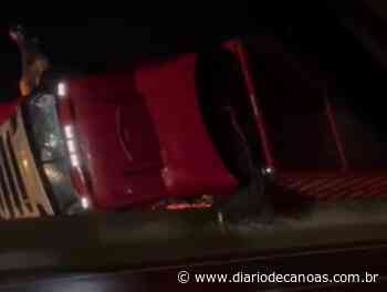Caminhão tomba e derruba postes em rodovia de Canoas - Diário de Canoas