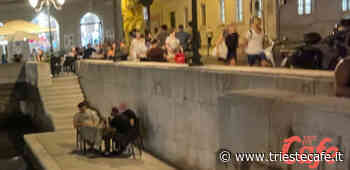 Cena sul Canal Grande a Trieste con " tavolo esclusivo": stupore e incredulità dei passanti - triestecafe.it