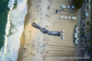 Un'opera di street art sulla spiaggia di Copacabana - Artribune