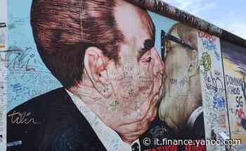 L’opera del 1990 ritrae le due icone del socialismo oppressivo Erich Honecker e Leonid Brezhnev - Yahoo Finanza