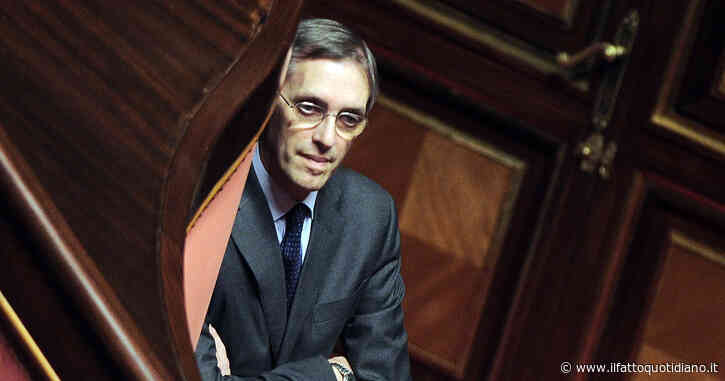 Morto Niccolò Ghedini, legale storico di Berlusconi. Leggi ad personam e battaglie contro i pm: chi era il pretoriano dell’uomo di Arcore