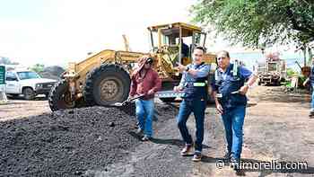 En Zamora, Carlos Soto supervisa trabajos de elaboración de carpeta asfáltica - MiMorelia.com