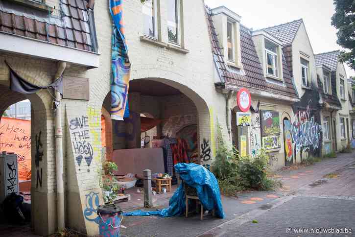 Gentse ‘Schimmelwijk’ gaat onherroepelijk plat: bulldozers staan klaar om 190 oude sociale woningen te slopen en krakers te verdrijven