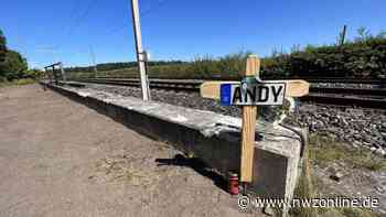 Bahnunfall in Rastede: Grablichter und Holzkreuz zum Gedenken an toten Lkw-Fahrer - NWZonline