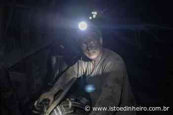 Mineiros ucranianos continuam extraindo carvão, apesar da guerra - Istoé Dinheiro