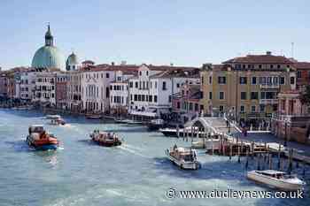 Venice mayor outraged at surfers motoring down Grand Canal - Dudley News