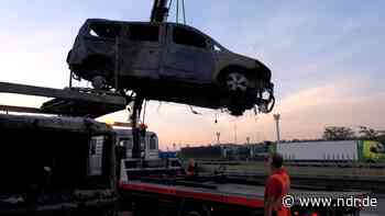 A2: Autotransporter geht bei Helmstedt in Flammen auf - NDR.de
