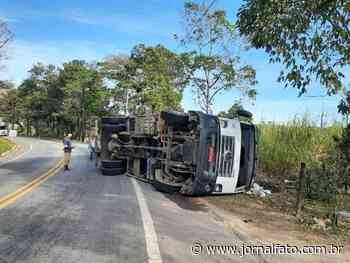 BR 482 é temporariamente interditada após caminhão tombar em Alegre - Jornal Fato