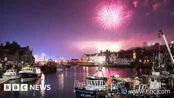 Whitby regatta: Lightning strikes during firework display - BBC