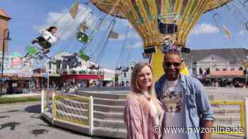 Jahrmarkt in Jever: Kettenkarussell vor Altstadtkulisse - NWZonline