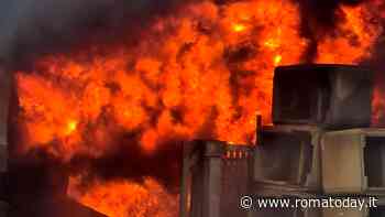 Incendio a Magliana, brucia deposito di materiali edili: fumo nero invade il quartiere