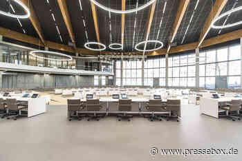 Neuer Kreistag Ludwigslust-Parchim blickt im Präsidium auf CONVIS 125 / 30° von ELEMENT ONE als Vorschaumonitor - PresseBox