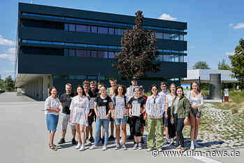 Schülerinnen und Schüler programmieren Apps und Roboter in HNU-Summer School